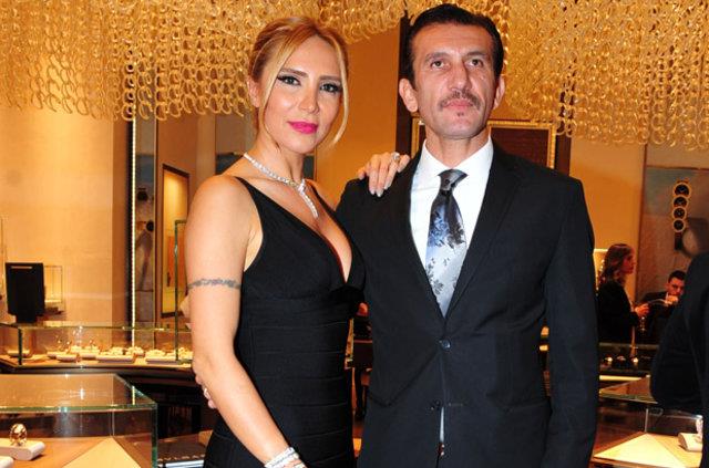 Il-Rt Reber ifti 'Altn Kafesimiz' dedikleri 950 m2'lik evlerinin kaplarn ilk kez Hello Decor'a at.