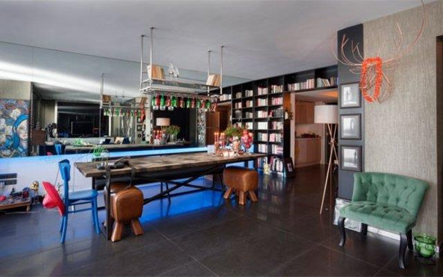 nl oyuncu, "Evin ii olduka zevkli tasarlanmt. Ben sadece eskimi duvar katlarn aslna uygun yeniledim o kadar. Bir de kendi zevkime gre mobilyalar ilave ettirdim. Bunlardan en nemlisi kitaplmdr." ifadeleriyle szlerini srdrd....