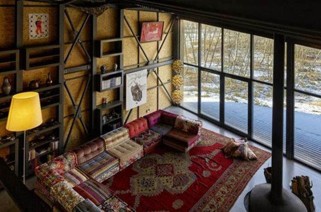 Evin mobilyalar ev sahibi tarafndan seilmi, aile yadigar eski evden kalan tavan gbekleri tavana aslm ve sanat koleksiyonundan baz paralarla i mekan zenginletirilmi.