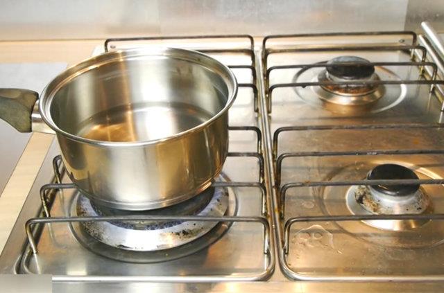 Tencerede su kaynatnz.