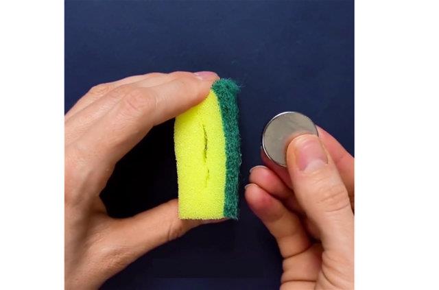 Bir snger deliine mknats, dier sngere demir paras koyunuz.