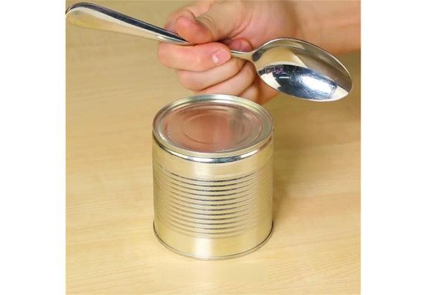 Kapal konserve kutularn da amak iin ka ekildeki gibi tutup bask uygulaynz.