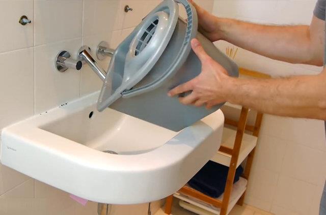 Lavabodan kovaya su doldurmak isterseniz ve hortumunuz yoksa, bir ie iinizi kolaylatrr.