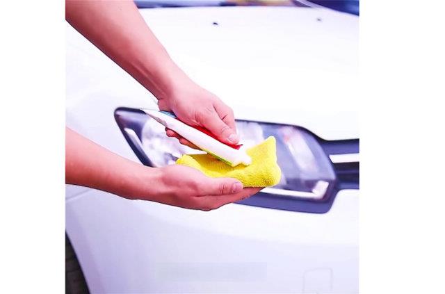 Arabanzn farlarn di macunuyla silebilirsiniz. izikleri giderip daha parlak yapacaktr.