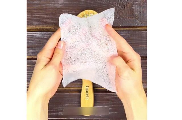 Salarnz taradnz taraklarda kllarn kalmamas iin slak mendili taran dilerinden geirin.