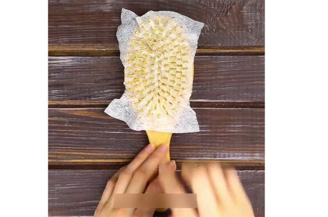 ekildeki gibi tm tarak trnaklarnn iine geiriniz.