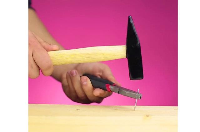 Elinize vurmadan ivi akmak iin pratik zmleri unutmayn. Pense ile ivi tutabilir,