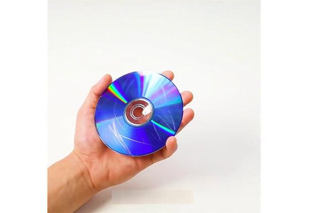 DVD ve CD'lerin kk iziklerini di macunu ile yok edebilirsiniz.