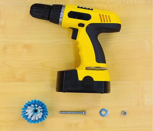 Matkap ucuna temizleme frasn takarak banyo duvarlarn kpkl suyla yorulmadan temizleyebilirsiniz.