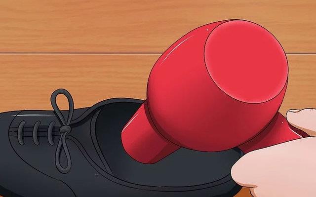 Sert ayakkablar esnetmek iin kurutma makinesi kullann. Sa kurutma makinesini en dk ayara getirin. Ardndan makinenin ban ayakkabnn i ksmna doru tutun. Makineyi bir sre ayakkabya tuttuktan sonra aleti kapayn. Ardndan bir ift orab ayakkabnn ierisine yerletirin. Ayakkab souduktan sonra, ayaklarnzn ekline uyum salayacaktr.