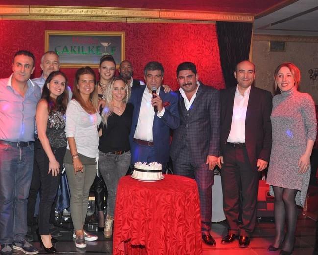 nl olmadan nce Ankara'da gazinolarda garsonluk yapyor bir yandan da mzik alannda sesini duyurmaya alyordu. 6 kardein en by olan brahim Erkal, 1995 ylndan itibaren tannd ve sevildi.