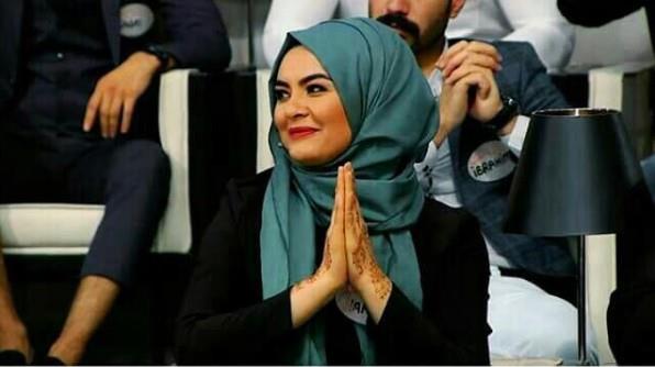 Ekranlarn fenomen gelin aday Hanife getiimiz gnlerde izdiva programn terk etmiti. Zuhal Topal'n favori gelin aday olan Hanife dn tekrar ekranlara karak veda konumas yapt. Hareketleriyle tartlan hatta Nihat Doan ile bir dnem kavgaya giren Hanife Grdal instagram hesabndan yapt aklamada gidecei yeri de aklad.