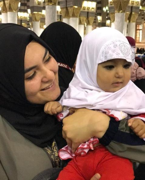 Yolculuk ncesi helallik isteyen Hanife, paylamna unlar yazd: "Zaman helalleme zaman her Mslmann isteyecei dini vecibelerinden biri olan umre ziyaretimi gerekletireceim, her mslman gibi bu isteimi gerekletirirken sizlerden selam gtrecek size dua getireceim. Tandm tanmadm herkese dua edeceim gibi sizden de dua bekliyor olacam.