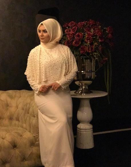 INSTAGRAM'DAN PAYLAIM YAPTI<br>    Yolculuk nceki helallik isteyen Hanife, paylamna unlar yazd: "Zaman helalleme zaman her Mslmann isteyecei dini vecibelerinden biri olan umre ziyaretimi gerekletireceim, her mslman gibi bu isteimi gerekletirirken sizlerden selam gtrecek size dua getireceim. Tandm tanmadm herkese dua edeceim gibi sizden de dua bekliyor olacam.