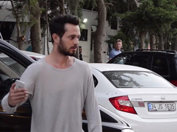 Ancak adam intihar giriiminden vazgemeyince, baba Boz olunu arayp yardm istedi.