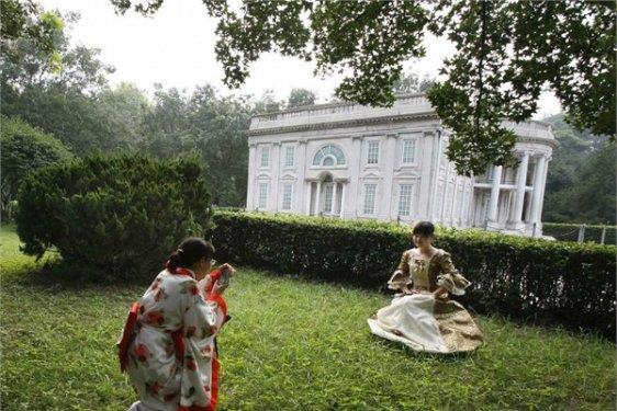 <p><b>Beyaz Saray</b></p>  Pekin'deki Dnya Park'nda ise Beyaz Saray'n bir kopyas var.