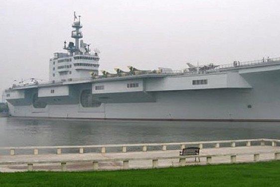 <p><b>ABD uak gemisi</b></p>  Taklit uak gemisi Pekin'deki br parkta demirlemi durumda.