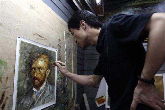 <p><b>Taklit tablolar</b></p>  Dnyadaki yal boya tablolarn yzde 60' "kopya tablolar kenti" olarak bilinen Dafen'de retiliyor.