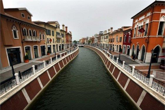 <p><b>Floransa</b></p>  Tianjin ehrinin eteklerine ina edilen Floransa kopyasnn iinden kanallar geiyor.