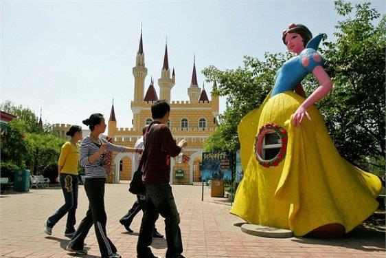<p><b>Disneyland</b></p>  Park ynetimi Disney karakterlerini kulland sulamasn reddetti.