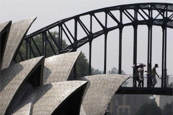 <p><b>Sidney</b></p>  Yine Pekin'de Sidney Opera Evi ve mehur liman kprsnn modelleri bulunuyor.