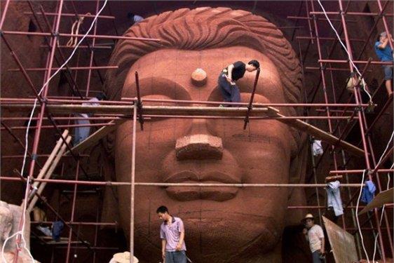 <p><b>Buda heykeli</b></p>  in, Taliban'n yok ettii "Bamiyan Budalar"nn da kopyalarn retti.