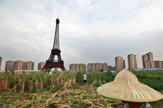 <p><b>Paris</b></p>  Tianducheng'de iinde Eyfel Kulesi'nin bir taklidinin de bulunduu "taklit Paris" ina edildi.