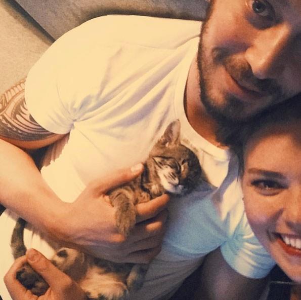 10 Mays doum gn olan Asl Enver yapt paylamlarla doum gnn keyifli geirdiini gsterdi. Tm gzle Murat Boz'u arad ama... Tahmin edildii zere doum gn paylamlarndan Murat Boz'a dair tek bir satr yoktu. Murat Boz nerelerde?