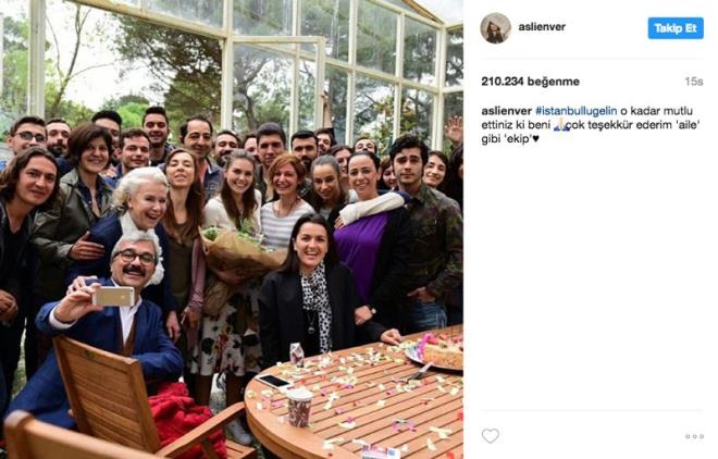 Asl Enver doum gn paylamlar daha sonra yapt. Rol ald 'stanbullu Gelin' dizisinin set ekibinin fotorafn paylat.