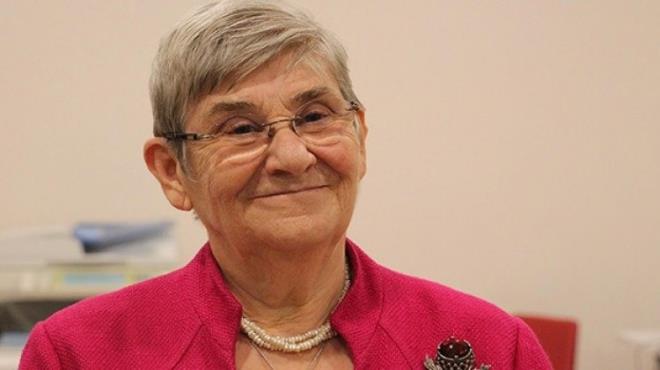 Yaratln bir mucizesi olan anne stnn iindeki her bileenin zeytinyanda da bulunduunu belirten Prof. Dr. Karatay, "Tek tketim maddesi olarak bir bebein geliebilmesine yeten anne stnde hayvansal kolestrol varken, zeytinyanda bitkisel kolestrol vardr. ki mucizeyi karlatrdmzda gryoruz ki deerleri farkl da olsa ayn ierie sahipler" dedi.