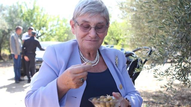 Fuar ZMR&#8217;de dzenlenen &#8217;Zeytinli Sohbetler&#8217; etkinliine katlan Prof. Dr. Canan Karatay, zeytinyann anne style e deerde olduunu savunarak, herkesin gnde 30- 40 zeytin yemesi gerektiini syledi.