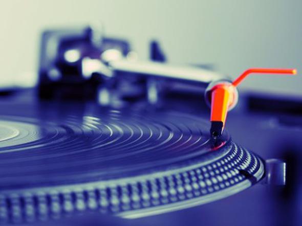 Makine mhendisi adayna: &#8220;alan bir plakalarn zerine bir bardak su koydunuz var yavaa altrmaya baladnz. lk etapta ne olur? Bardak kayar m, taar m?&#8221;