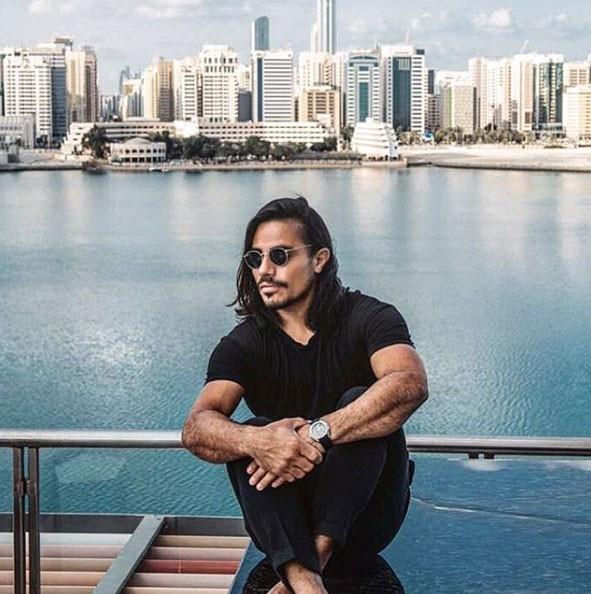 Yanl anlamayn New York'tayz ve grdnz New York'ta yaayan kzn antasnda Nusret tirt var ve onu imzalatyor. Emeinle buralara geldin, seninle gurur duyuyorum. ok daha iyi yerlere geleceksin, kskananlar atlasn"