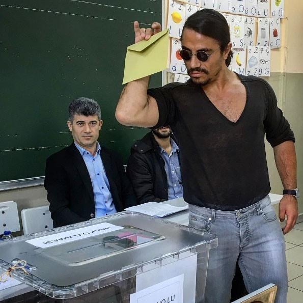 Trkiye'de son dnemlerde yetien ve en ok ses getirenlerden biri kukusuz Nusret Gke. Enteresan fotoraf paylamlar ve mehur tuzlama hareketi dilden dile dolat tm dnyada fenomen haline geldi. Nusret'i en ok destekleyenlerden biri de Acun Ilcal. Nusret'i yerden yere vuran Okan Baylgen'e nispet yaparcasna Instagram hesabndan Nusret'i ven bir video paylaan Acun Ilcal, Nusret'e sahip kt. te Acun Ilcal'nn paylat o video.