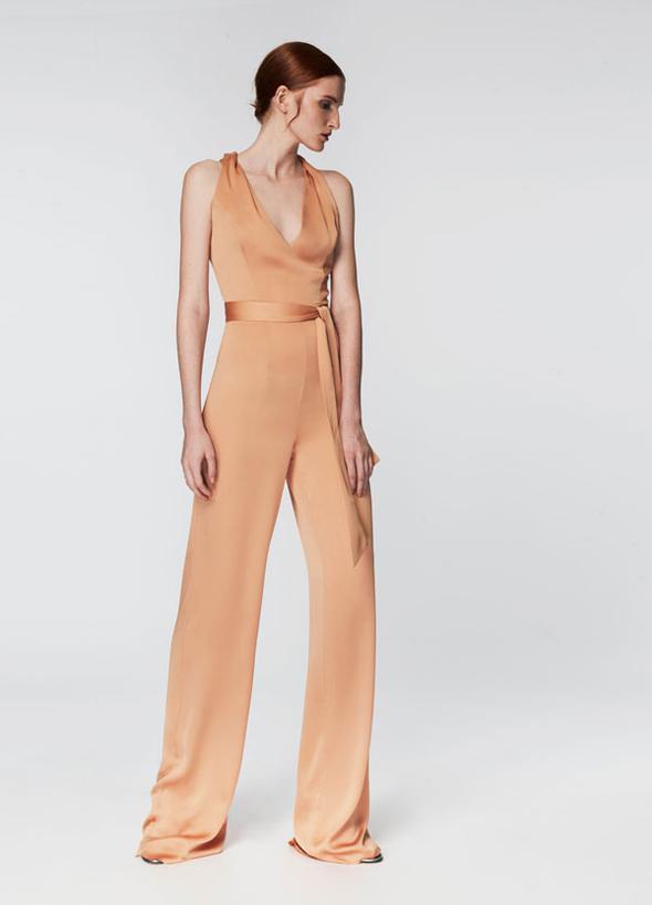 Dilek Hanif tasarm bu zarif tulum annesine dolabnn en k paralarndan birini hediye etmek isteyenler iin. (3400 TL.)