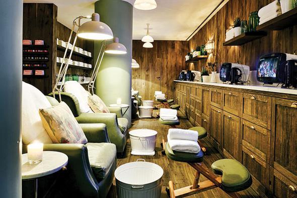 Soho House&#8217;daki Cowshed cilt bakm ona daha parlak ve przsz bir cilt vaad ediyor. (280 TL.)
