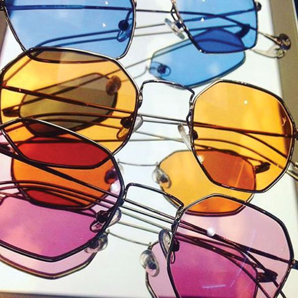 Eyepetizer marka renkli gne gzlkleri bu yaz ok ama ok moda. (500 TL)