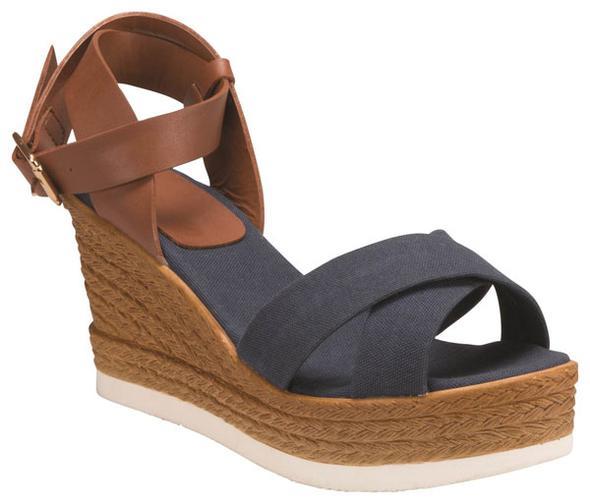 Dolgu topuk seven bir anneniz varsa Flo&#8217;da alternatifler var. (99 TL.)