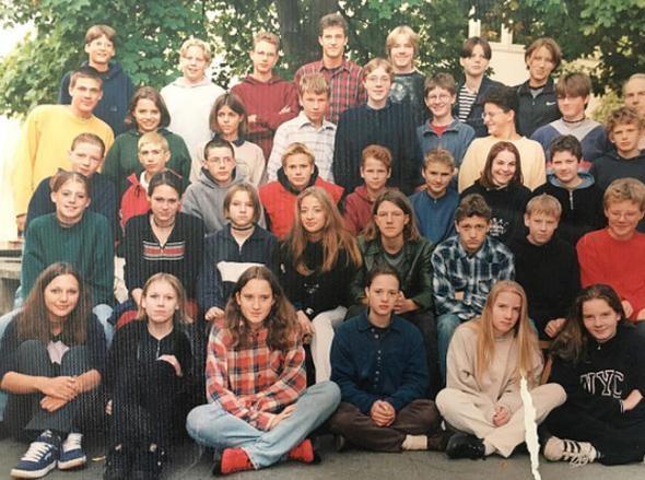 Meryem Uzerli 12 Austos 1983 ylnda Almanya'nn Kassel ehrinde dnyaya geldi. Drt ocuklu bir ailenin ikinci ocuu olan Uzerli'nin babas Trk annesi ise Alman'dr. lerleyen yalarnda ailesinin yanndan aylp Hamburg'a yerleen Uzerli,ve Schauspiel Studio Frese'de oyunculuk ve tiyatro eitimi ald.