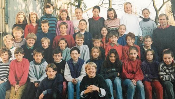 nl oyuncu Meryem Uzerli okul yllarnda ekilmi bir fotorafn paylap, takipilerine " Beni tanyabildiniz mi" diye sordu...<br>  Bakalm siz nl oyuncuyu bu fotorafta hemen bulabilecek misiniz?