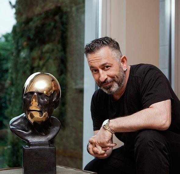 Son gnlerde ak hayat ile gndemi megul eden nl komedyen Cem Ylmaz, ilkokul yllarna ait bir fotoraf Instagram sayfasnda paylat.