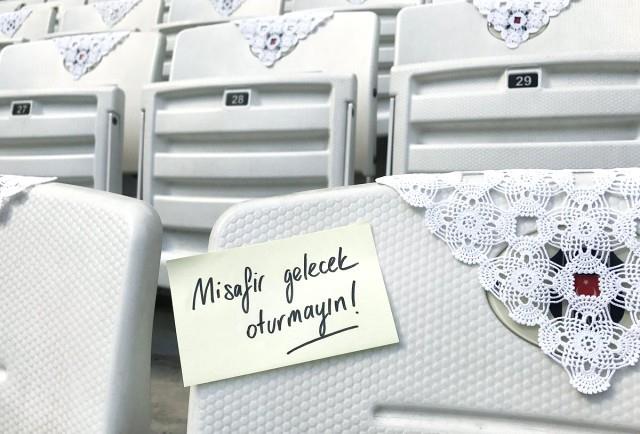 "Vodafone Arena'ya anne eli dedi" balyla yaplan paylamlar sosyal medyada byk ilgi ekti.