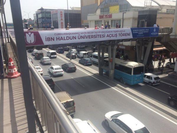 Gazetenin haberinde, "bn Haldun niversitesi'nin aln duyuran afilerde; 'Cumhurbakan Recep Tayyip Erdoan'n terifleriyle **e Haldun niversitesi al treni' yazlmas tepkilere neden oldu" ifadelerine yer verildi. Gazete, afilerde "bn Haldun niversitesi" yerine "**e Haldun niversitesi" yazldn ve gelen tepkiler zerine BB'nin hatal pankartlar toplattn ne srd.