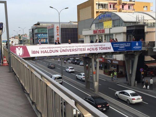 Ancak Cumhuriyet'in yaynlad afi fotorafnn gerek olmad, orijinal fotorafn deitirildii ve pankartlarn toplatlmad ksa sre sonra ortaya kt. BB'den konuyla ilgili yaplan aklamada, "bn Haldun niversitesi al duyurusu Photoshop ile deitirilerek sosyal medyada servis edilmitir" ifadesi kullanld.
