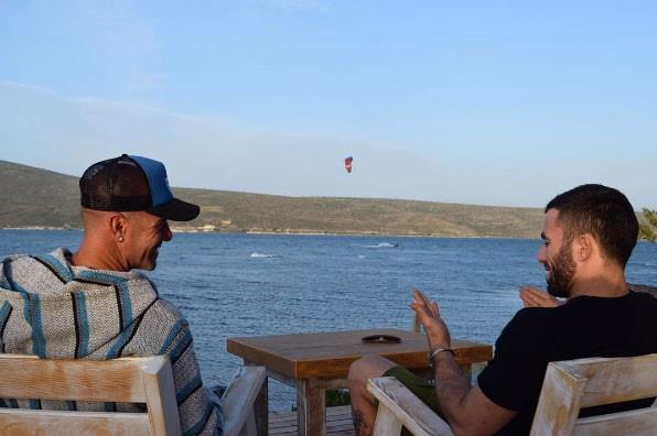 Turabi yarmada da yakn arkada olan Bozok'la birlikte ektirdii bu fotoraf Instagram'dan paylat. Buraya kadar her ey normal. Anormal olan ey bu fotorafa ilitirdii not.