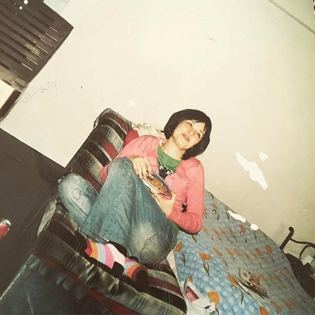 Gonca Vuslateri    "Hasanpasa'da kucucuk tek odali bir daire.. her katta bir yazar,bir sanatci.. ikinci evimdi.. hatta birincisi de hic olmamisti o evin.. "sevdigin sey"di evin..paha bicilmez olan.. hic bir seyahat,kazanilmis bolca bir para o evde konusulan seyler kadar guzel kalmadi sonrasinda.. ho o kadar zengin de olmadk -paylaarder olduk:)paylamazsak alerji tutard..paylatk,oaldk..neyse :)o evde Borges konusulurdu,Gunduz Vassaf,Krishnamurti,K.Iskender,Galeano,Ferhat Uludere.. ve onun anlattigi sahane anilar.. "sudysen elektrikli battaniyem var Goncam" dediginde dostlukla snan bir eyler.. ben o eylerimi yazmak iin ikinci kitaba giritim.. Benim olmayan,dn aldm kyafetleri yazmaya baladm.. bu yaz youn geecek.. duvarlardan kuru boyalar dklrken zihin editrm biricik dostuma haber vereyim dedim.. siz de cmleten uykusuz gecelerimde beni desteklemek iin beni drtn a dostlar... yazarken eski fotoraflara baktm da..neler nelerim-bi adan."