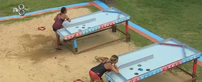 nller ve Gnlller iletiim dl oyununda kar karya geldi. Kazanan Gnlller takm hem karnn doyurma ans hem de aileleriyle mesajlama ans yakalad. letiim dl oyununu kazanan Gnlller'de Berna, son oyunu kaybeden Sabriye'ye laf atnca iki yarmac arasnda gerilim yaand.