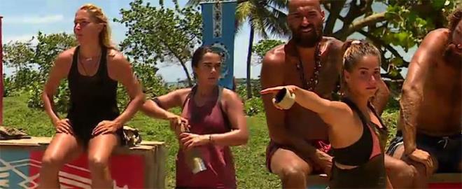 Survivor 2017'nin 16 Mays Sal akam yaynlanan blm sembol oyununda bir sredir Survivor'da yldz barmayan iki yarmac Sabriye ve Berna, sembol oyununu da bo gemedi ve tartma yaad.