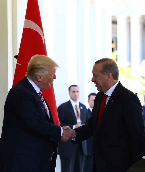 Donald Trump, kaplarda karlad Recep Tayyip Erdoan ile babaa grmeye gemeden nce mehur ofisinde kameralara grnt verdi.