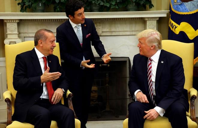 Donald Trump ve Erdoan heyetleriyle yaptklar yemekli grmeden sonra vedalatlar. Erdoan'n Beyaz Saray'da kald toplam sre 2 saati buldu. Donald Trump kapda karlad Erdoan' yine kapya kadar kendisi uurlad.